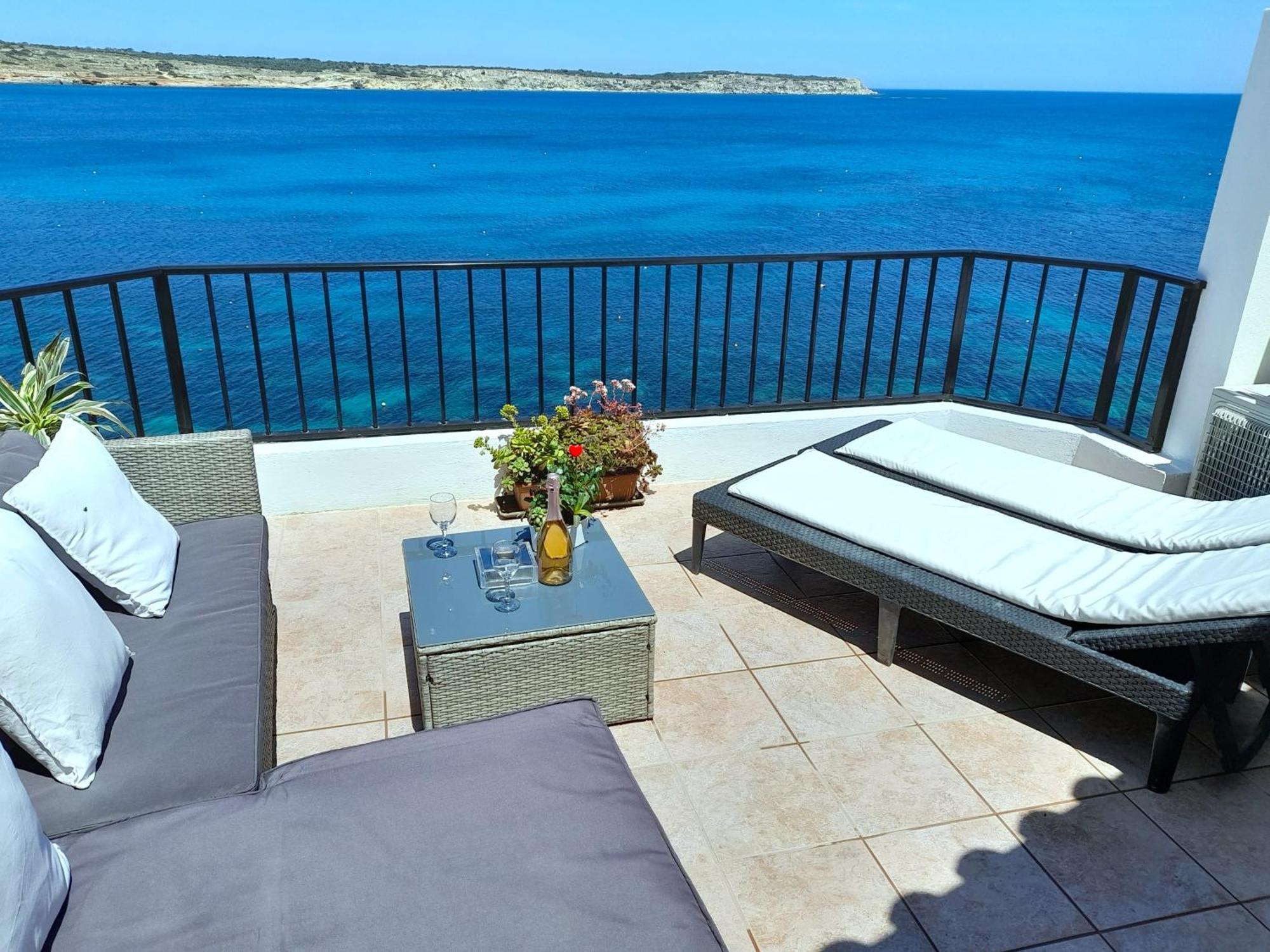 Seafront Apartment Terrace, Lounger & Panoramic Ocean Views Mellieha Ruang foto
