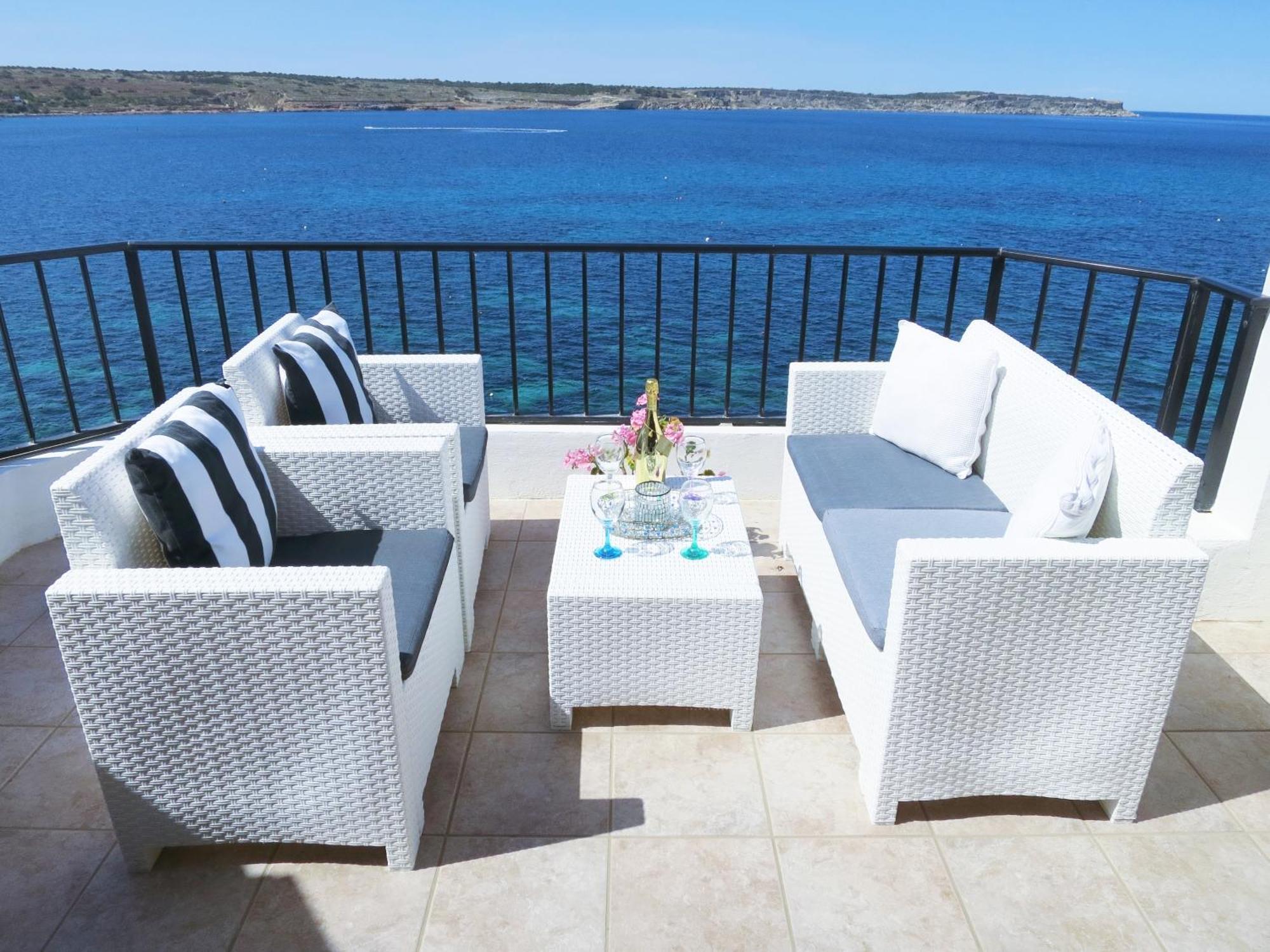 Seafront Apartment Terrace, Lounger & Panoramic Ocean Views Mellieha Bagian luar foto