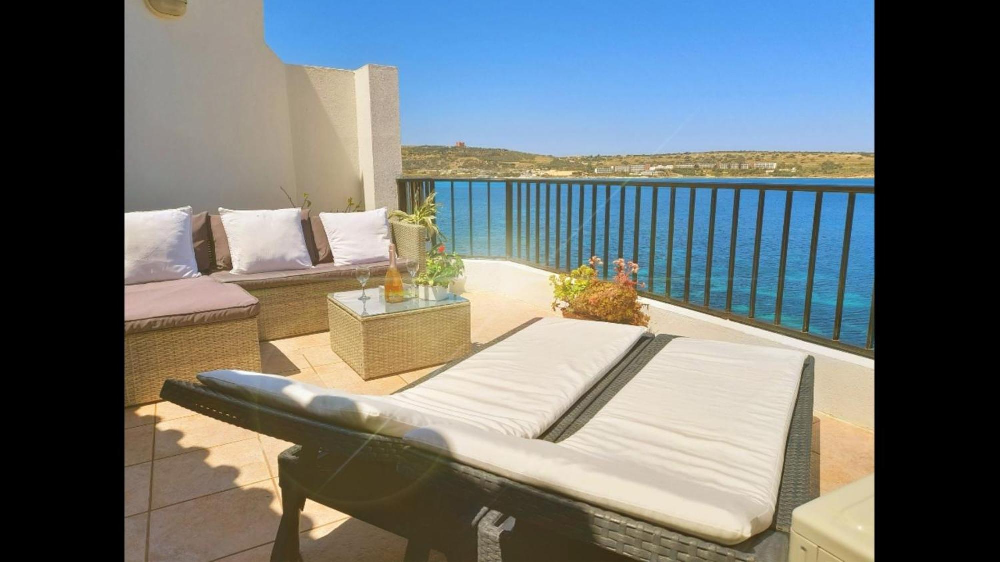 Seafront Apartment Terrace, Lounger & Panoramic Ocean Views Mellieha Ruang foto
