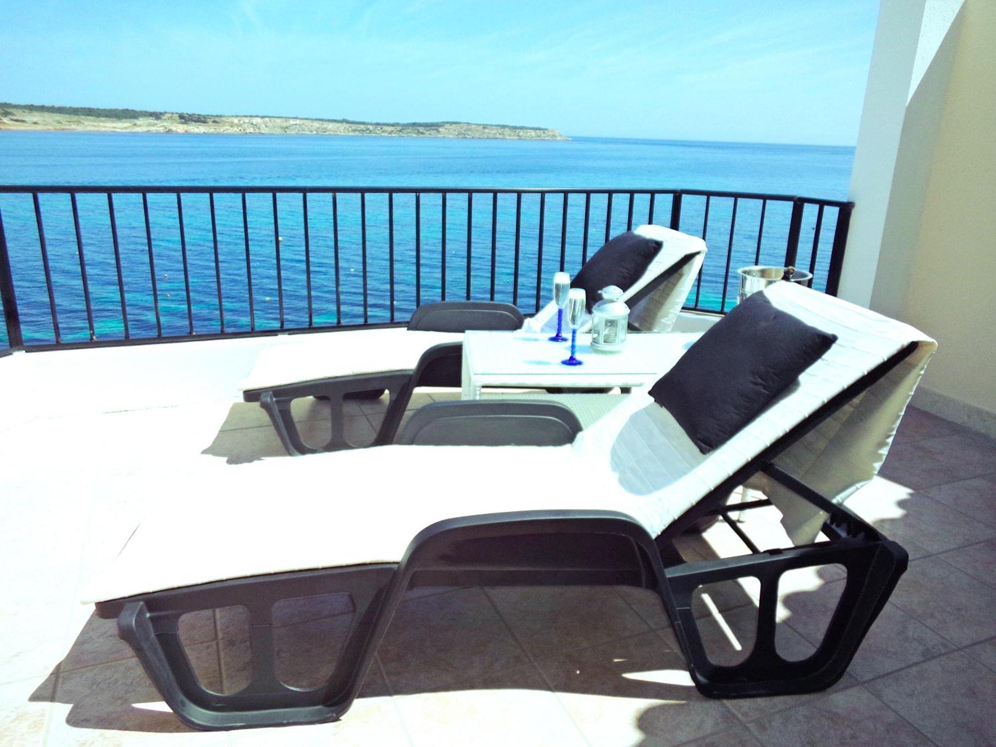 Seafront Apartment Terrace, Lounger & Panoramic Ocean Views Mellieha Bagian luar foto