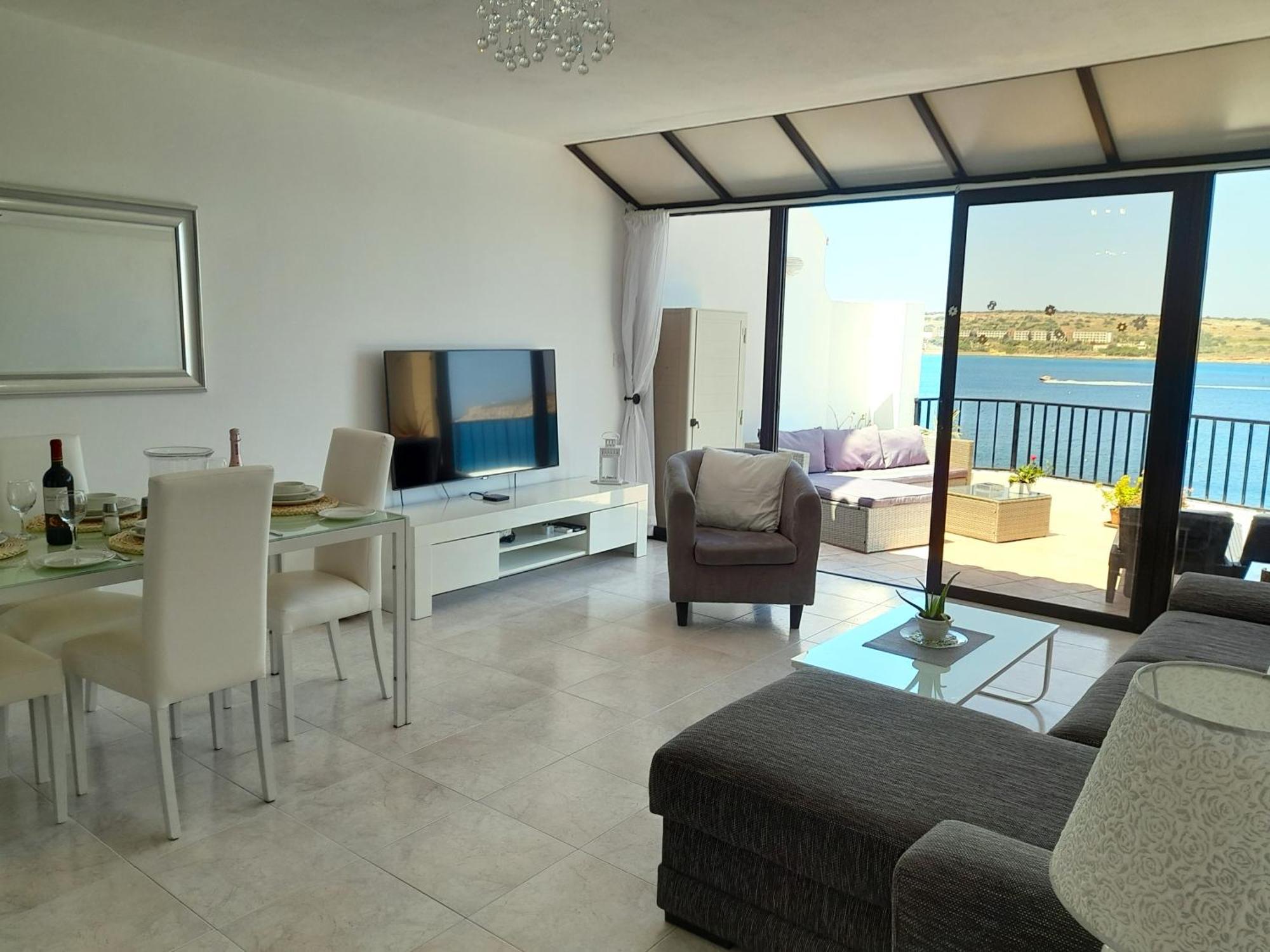 Seafront Apartment Terrace, Lounger & Panoramic Ocean Views Mellieha Ruang foto
