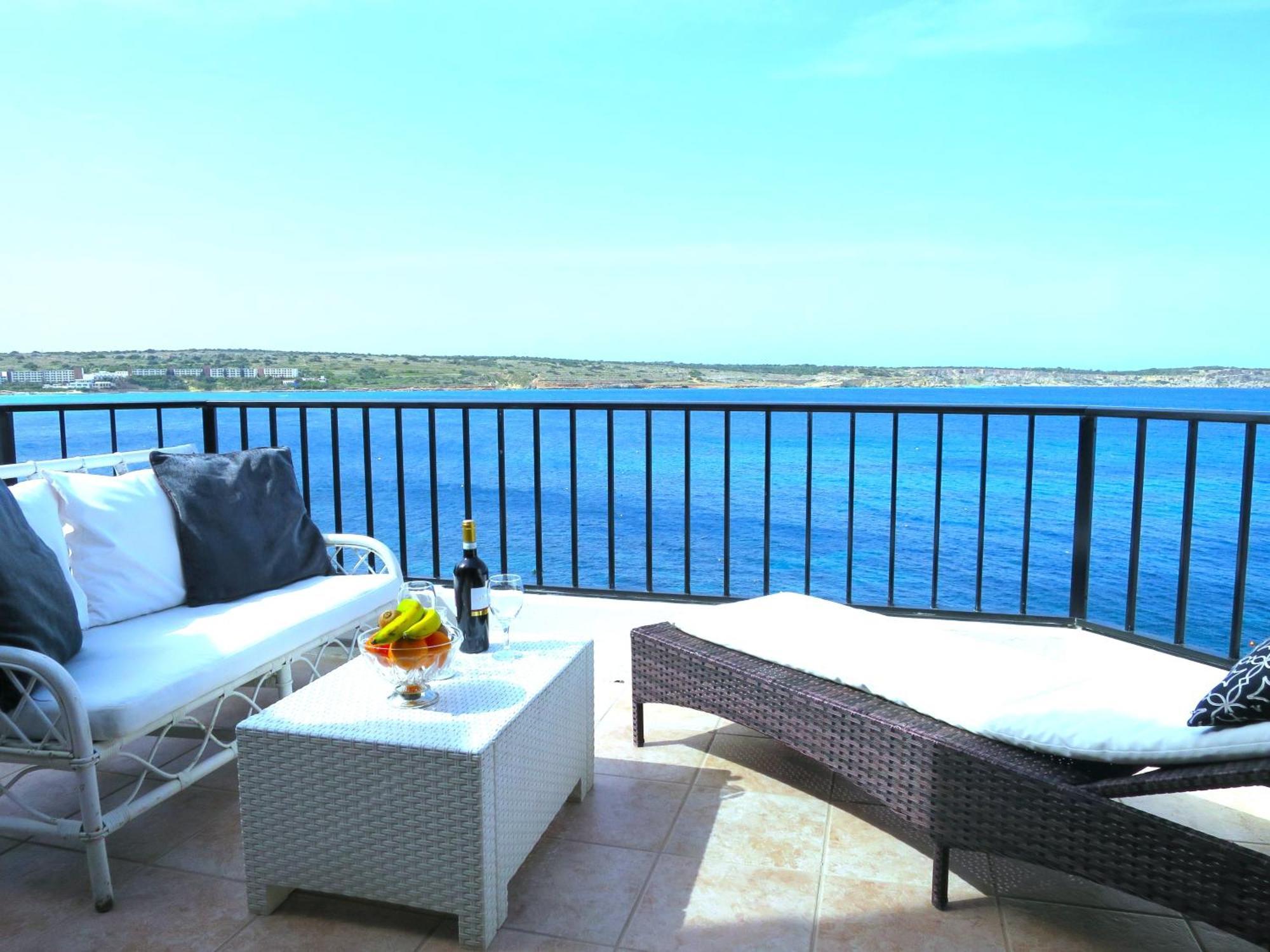 Seafront Apartment Terrace, Lounger & Panoramic Ocean Views Mellieha Bagian luar foto