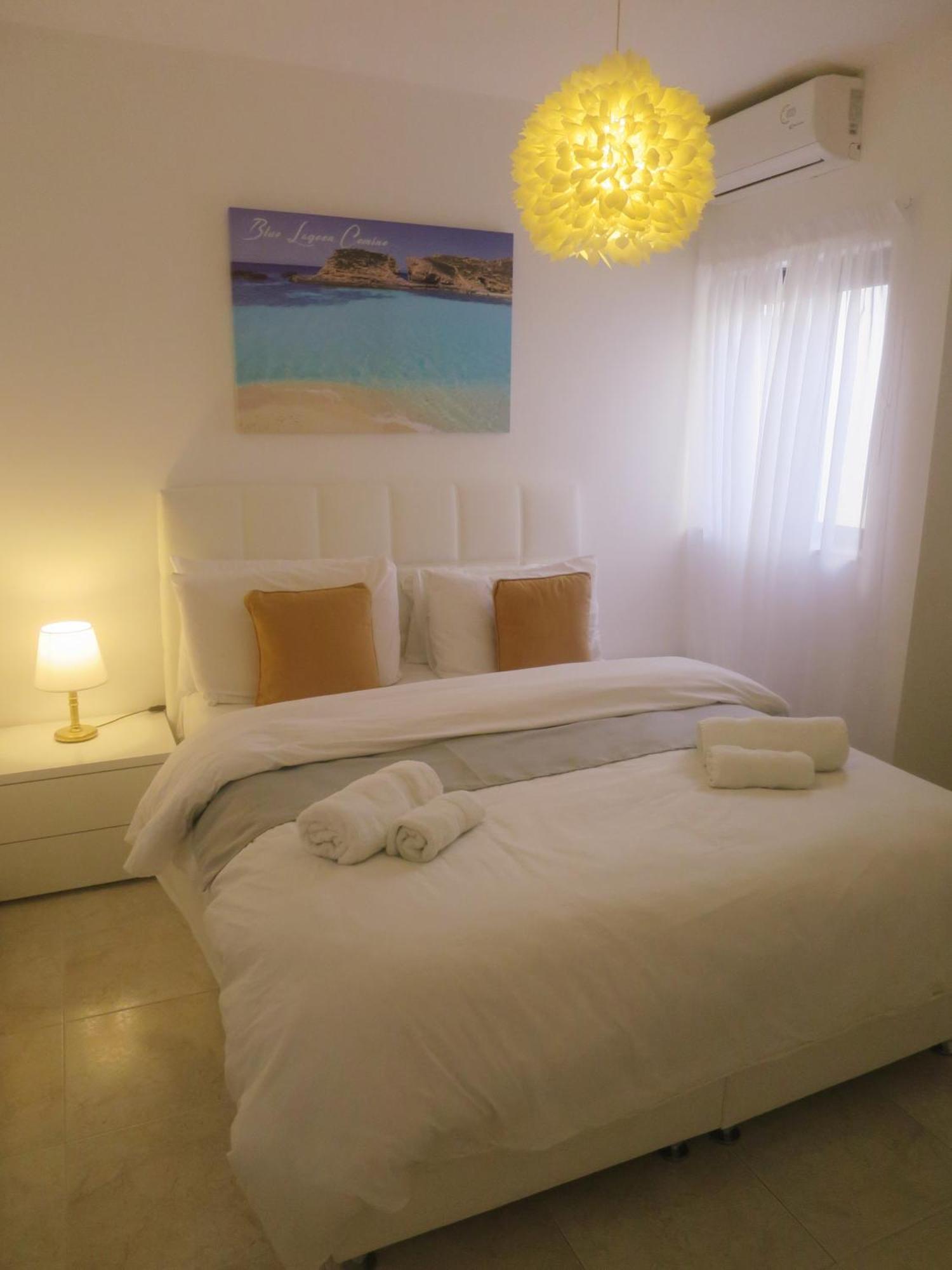 Seafront Apartment Terrace, Lounger & Panoramic Ocean Views Mellieha Bagian luar foto