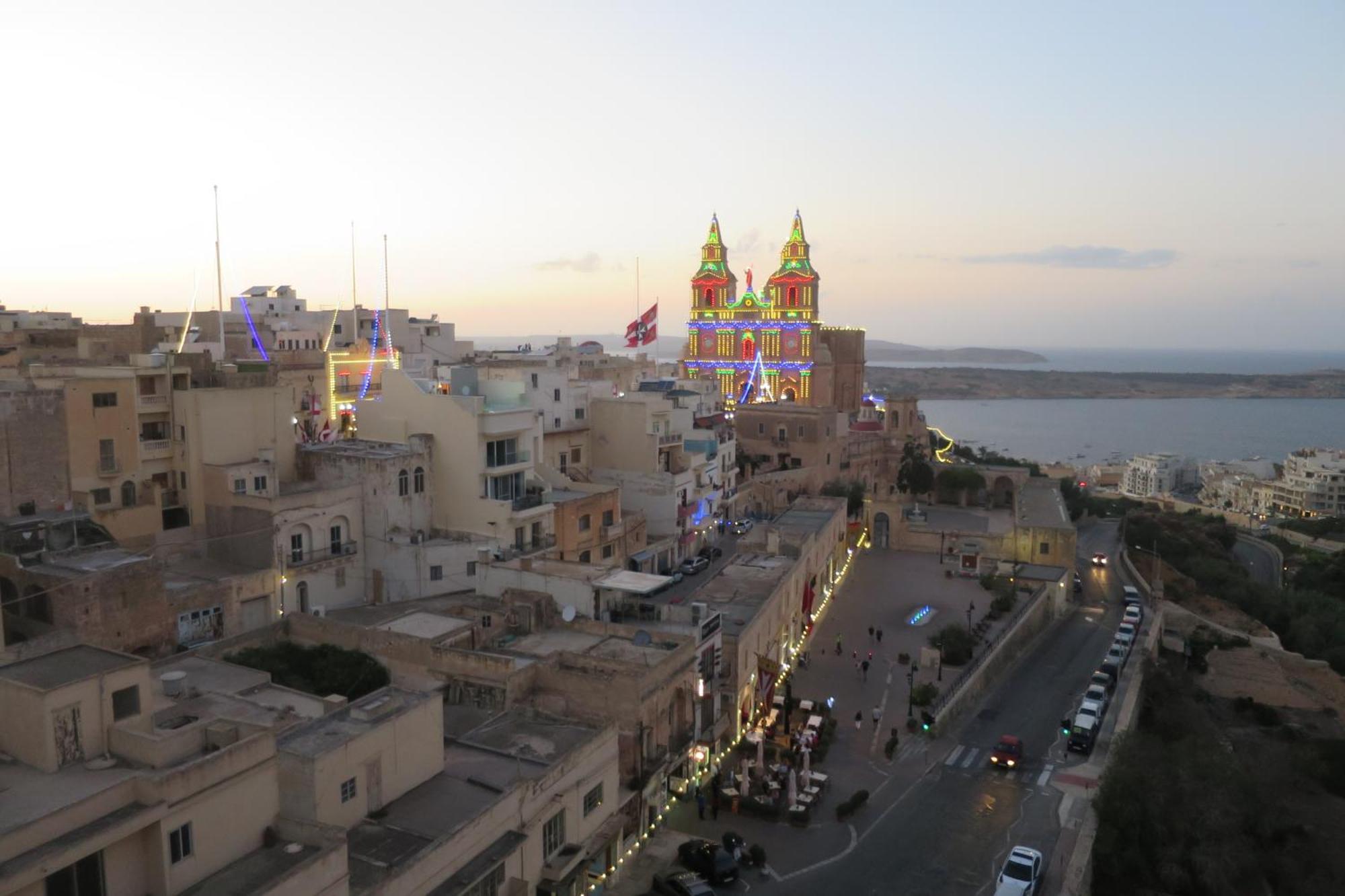 Seafront Apartment Terrace, Lounger & Panoramic Ocean Views Mellieha Bagian luar foto