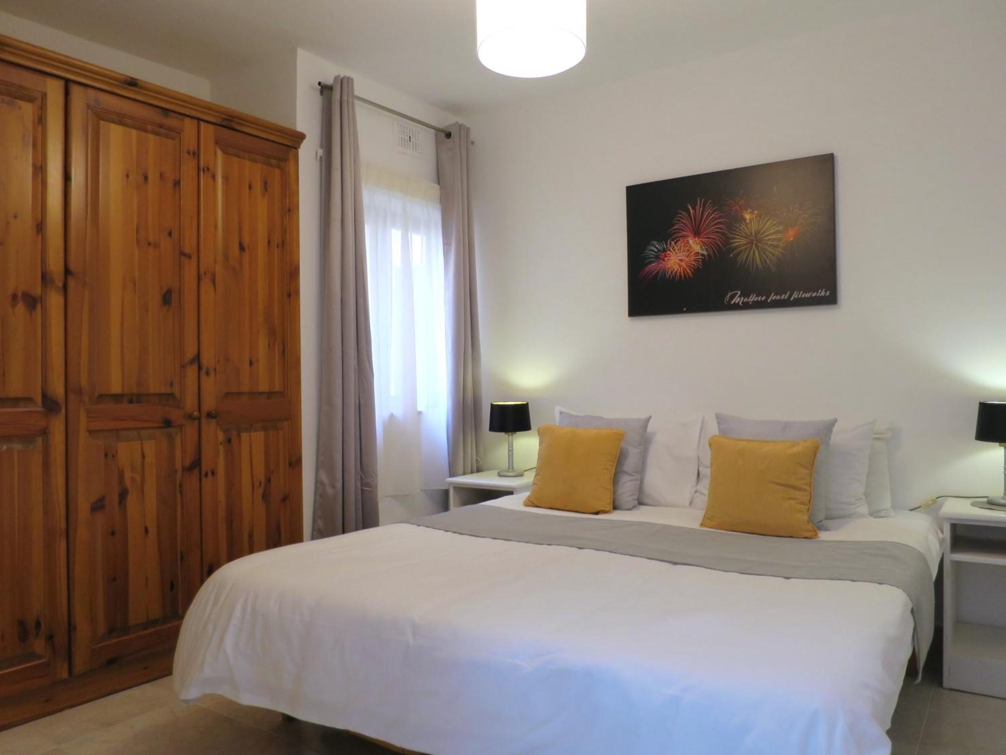 Seafront Apartment Terrace, Lounger & Panoramic Ocean Views Mellieha Ruang foto
