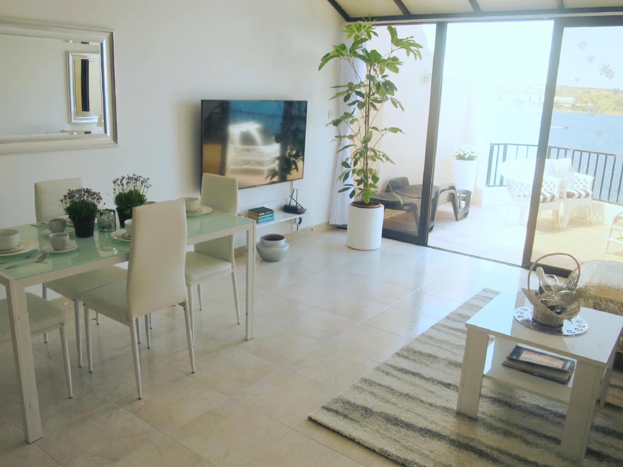 Seafront Apartment Terrace, Lounger & Panoramic Ocean Views Mellieha Ruang foto