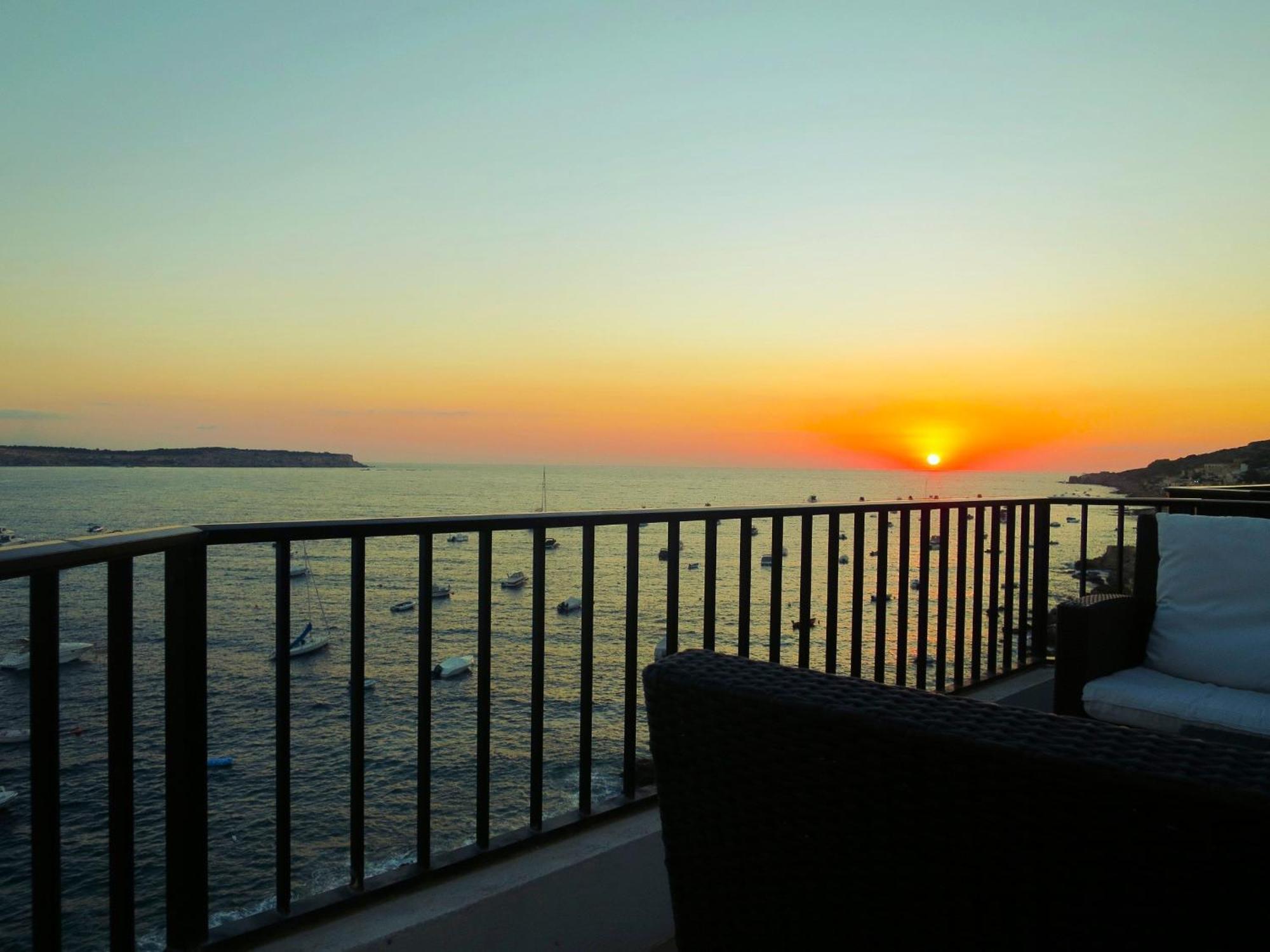 Seafront Apartment Terrace, Lounger & Panoramic Ocean Views Mellieha Ruang foto