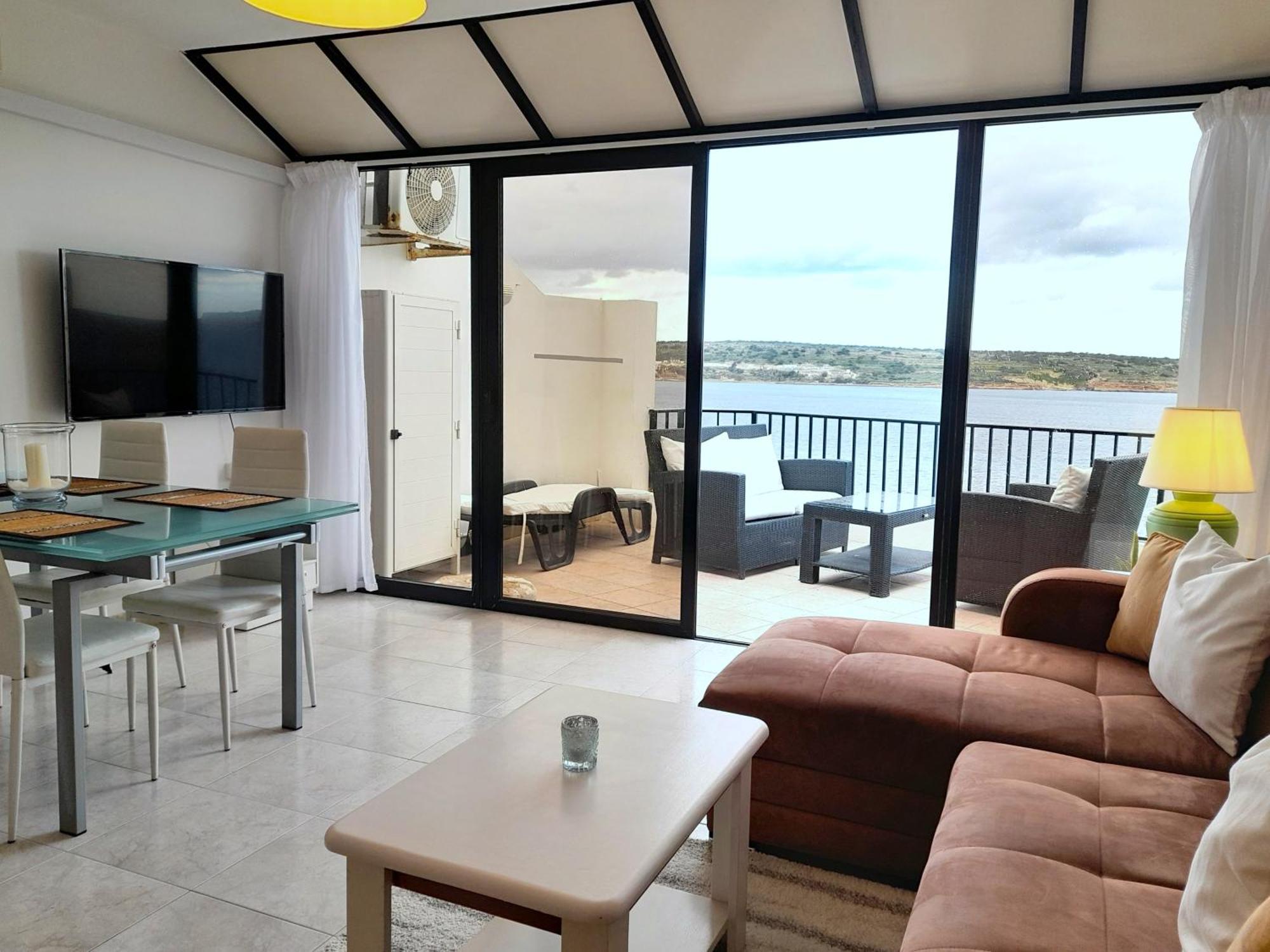 Seafront Apartment Terrace, Lounger & Panoramic Ocean Views Mellieha Ruang foto