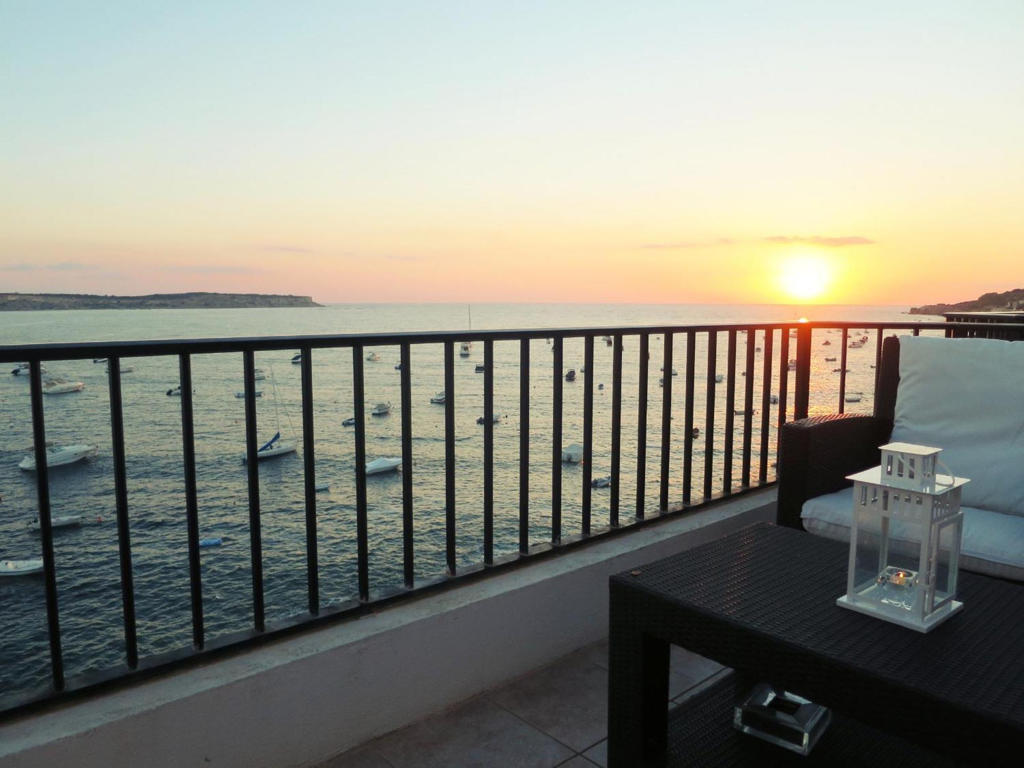 Seafront Apartment Terrace, Lounger & Panoramic Ocean Views Mellieha Bagian luar foto